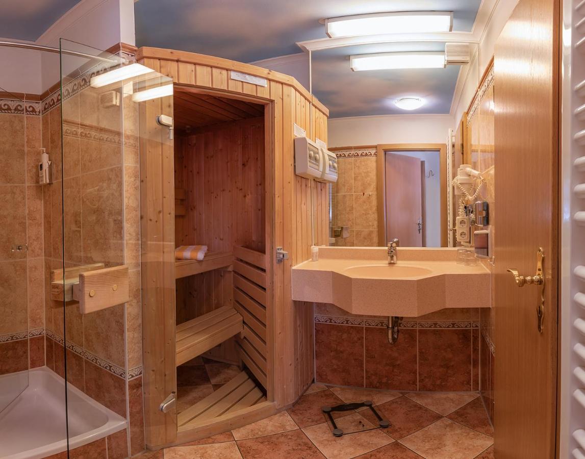 Koenig Ludwig Design Hotel Neu Zimmer Mit Sauna Oder Whirlpool Oder Mehr Altötting Exteriör bild