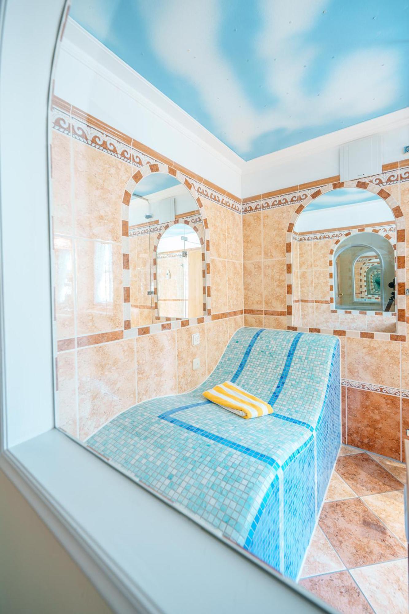 Koenig Ludwig Design Hotel Neu Zimmer Mit Sauna Oder Whirlpool Oder Mehr Altötting Exteriör bild