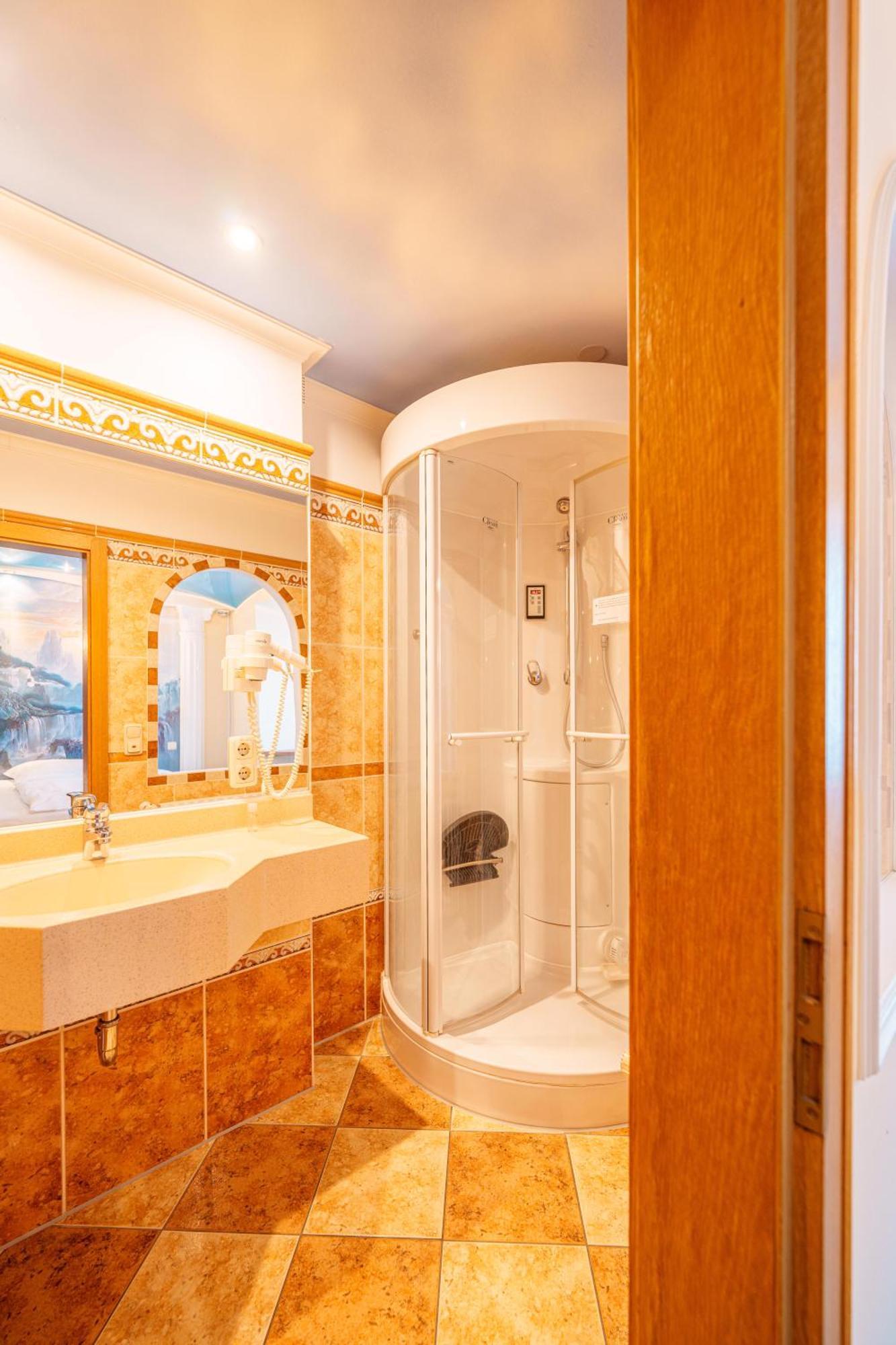 Koenig Ludwig Design Hotel Neu Zimmer Mit Sauna Oder Whirlpool Oder Mehr Altötting Exteriör bild