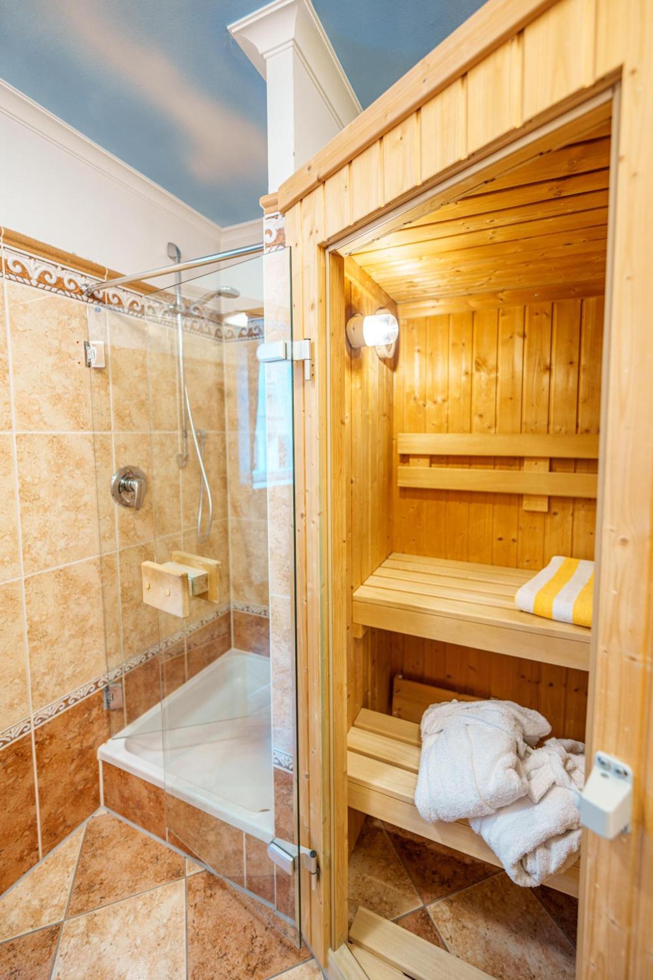 Koenig Ludwig Design Hotel Neu Zimmer Mit Sauna Oder Whirlpool Oder Mehr Altötting Exteriör bild