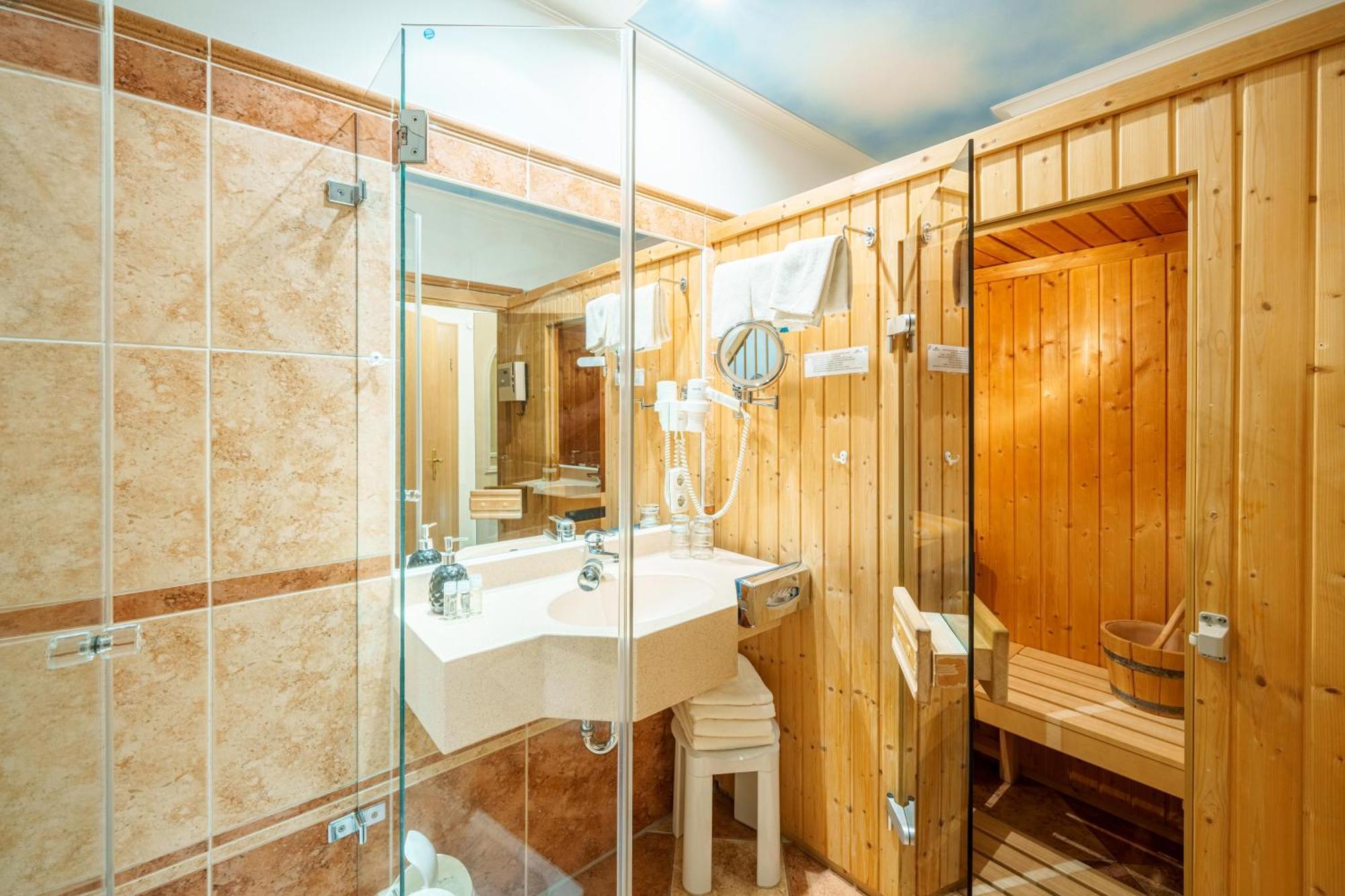 Koenig Ludwig Design Hotel Neu Zimmer Mit Sauna Oder Whirlpool Oder Mehr Altötting Exteriör bild