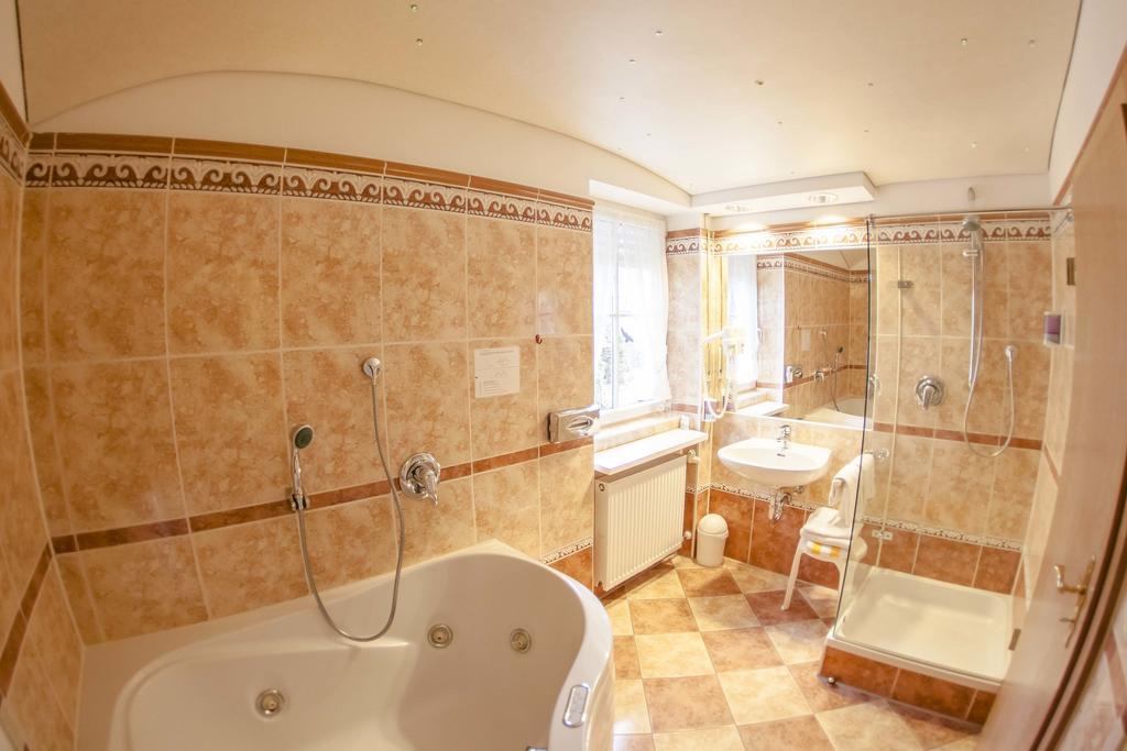 Koenig Ludwig Design Hotel Neu Zimmer Mit Sauna Oder Whirlpool Oder Mehr Altötting Exteriör bild