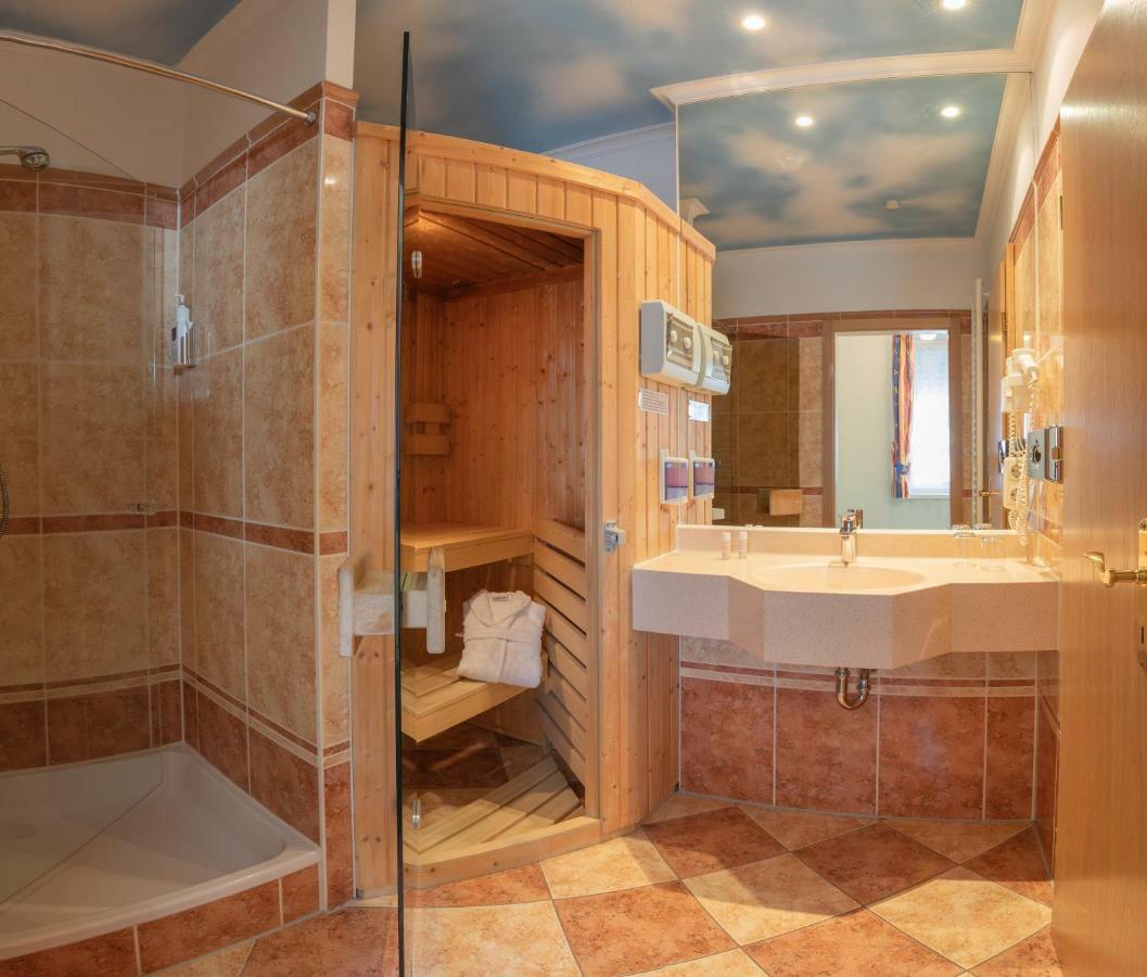 Koenig Ludwig Design Hotel Neu Zimmer Mit Sauna Oder Whirlpool Oder Mehr Altötting Exteriör bild